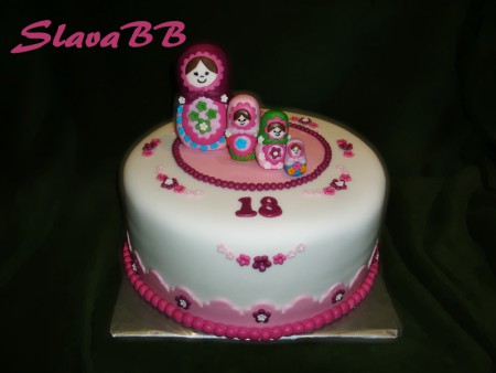 Torta "Matriošky - Matryoshka Cake " cesto: vanilkové plnka: čokoládová ovocie: jahody  váha: 3,7 kg